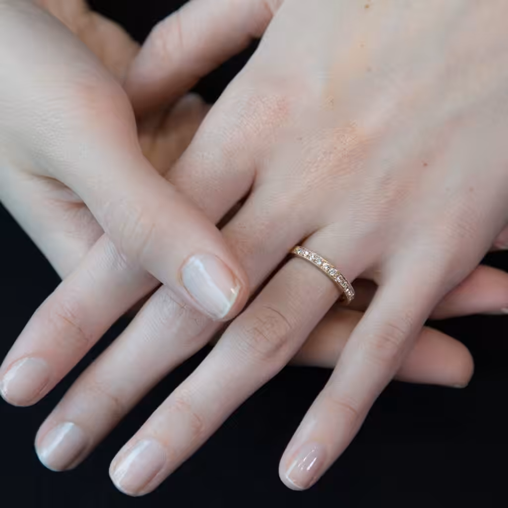Anillo de banda fina usado en una mano