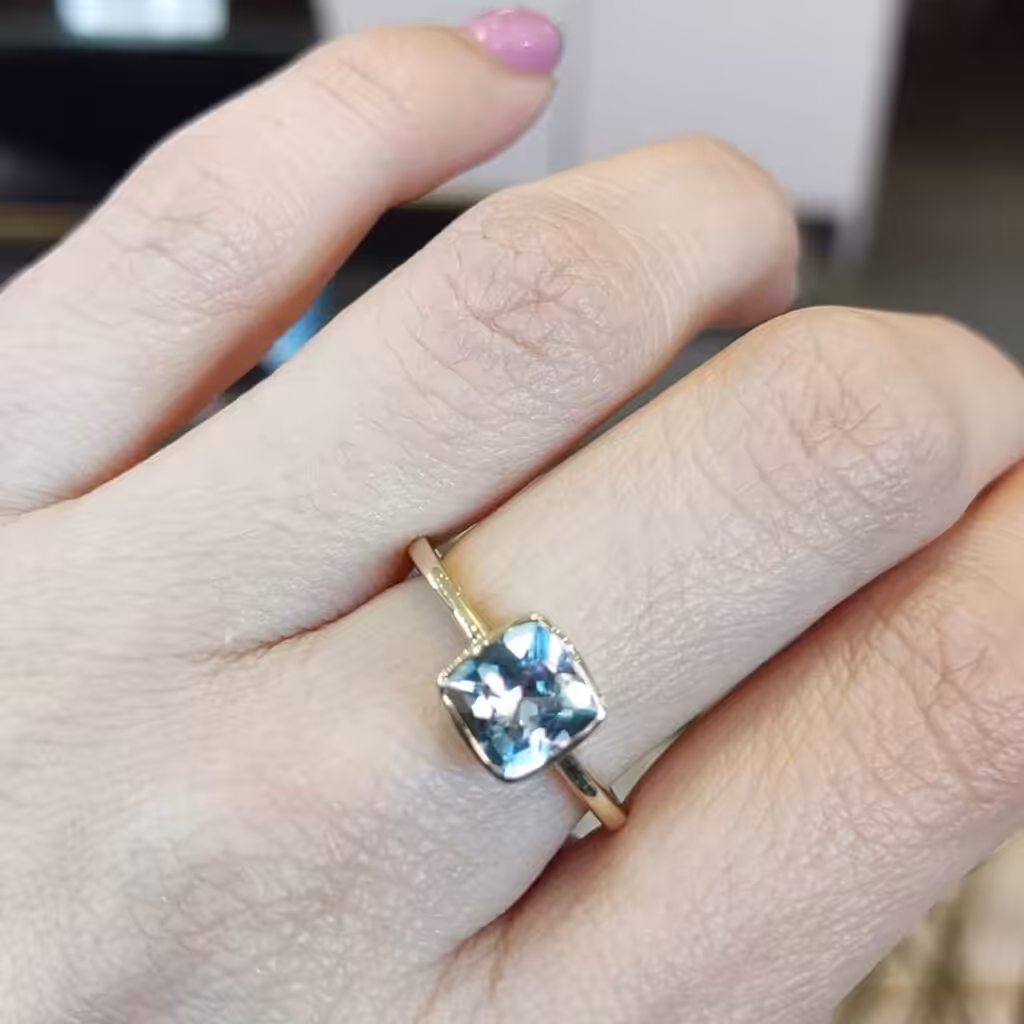 Anillo de banda delgada con piedra central destacada