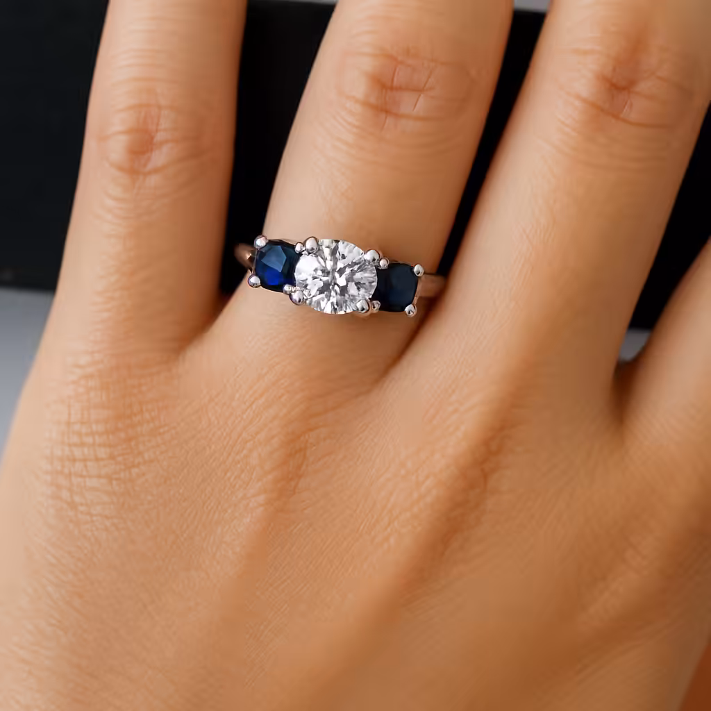 Anillo delgado con zafiro y diamantes puesto en la mano