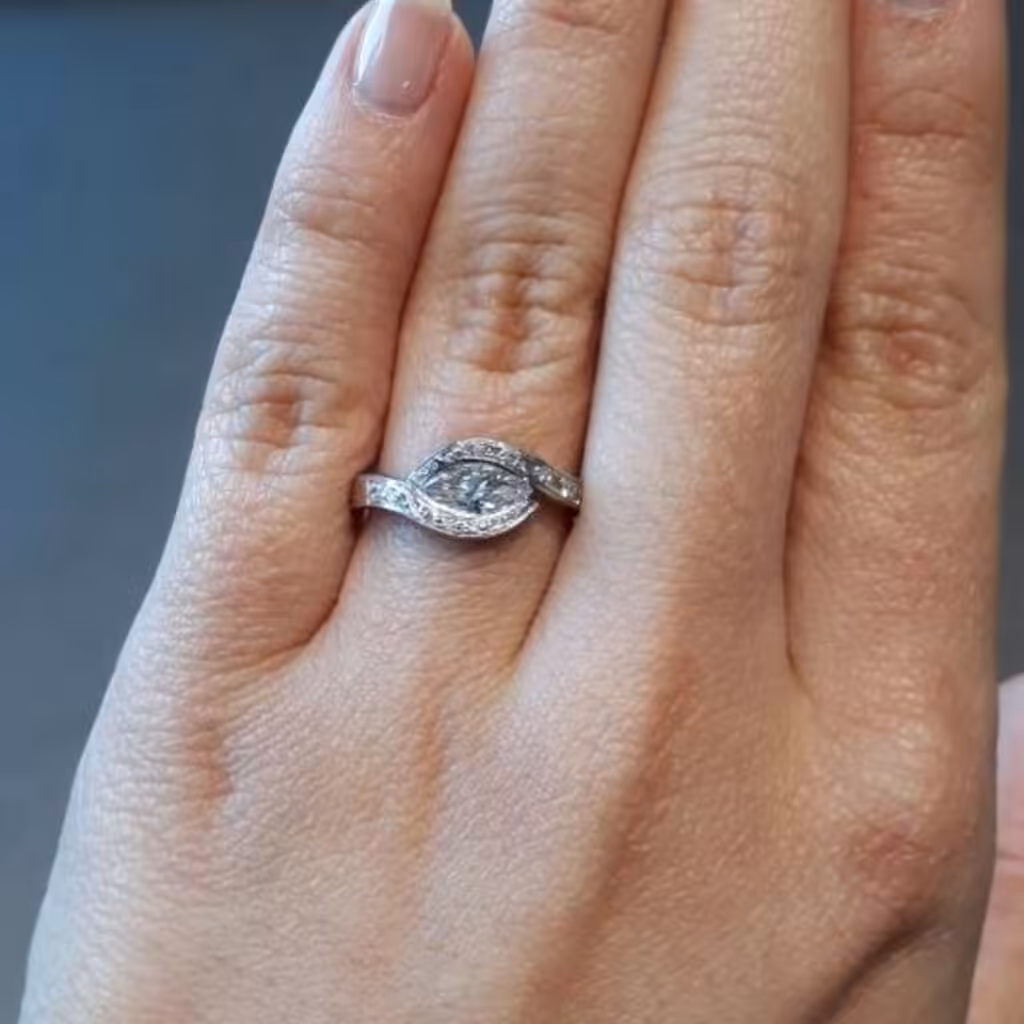Anillo con halo y cabezal extendido sobre el dedo