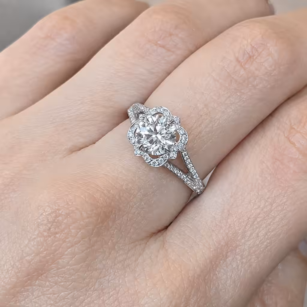 Anillo con diamante redondo y halo de contorno floral