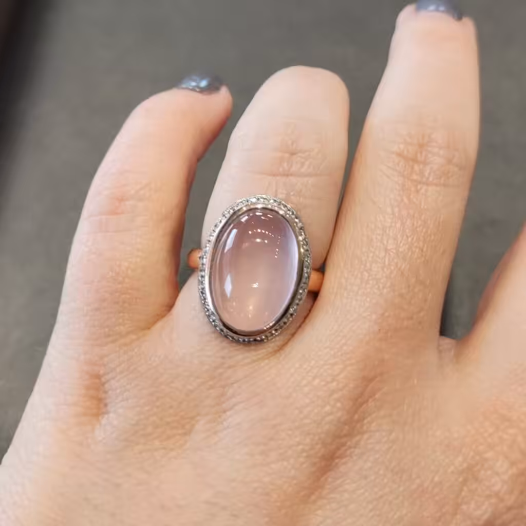 Anillo con gran cabezal ovalado orientado a lo largo del dedo