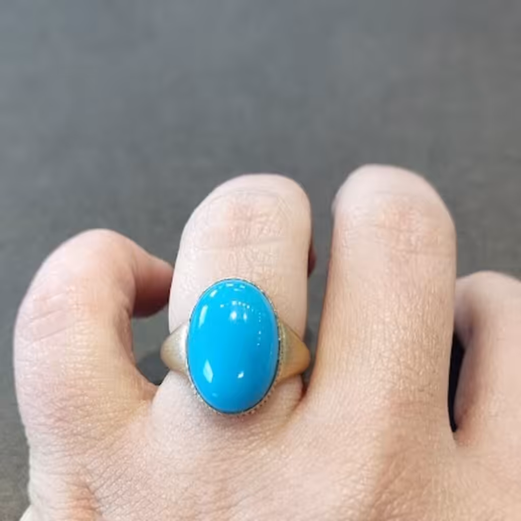 Anillo con gran cabezal ovalado orientado a lo largo del dedo