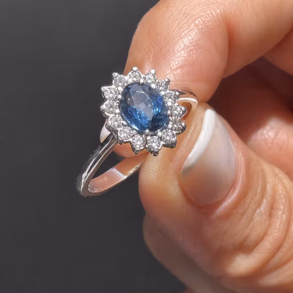 Detalle cercano de un zafiro ovalado rodeado por un halo de diamantes