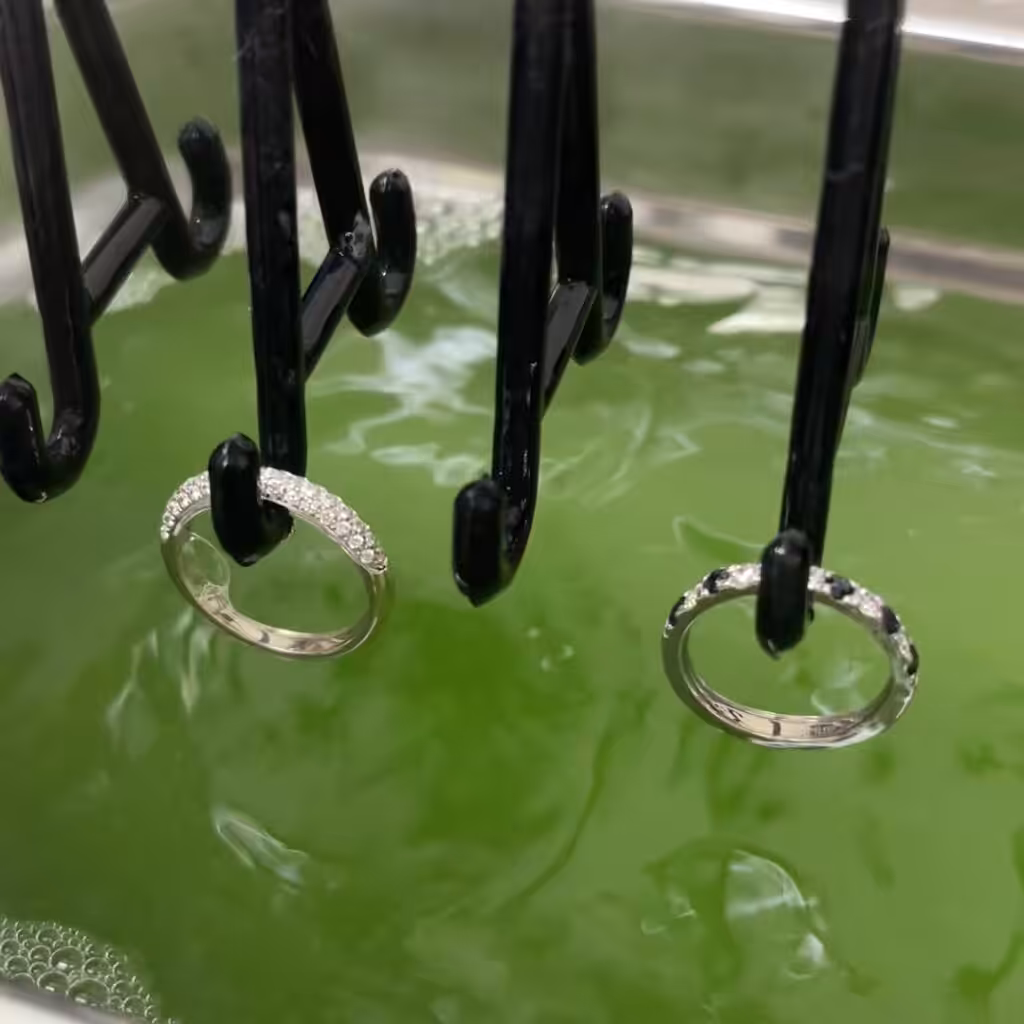Anillos suspendidos en un equipo de limpieza ultrasónica profesional.