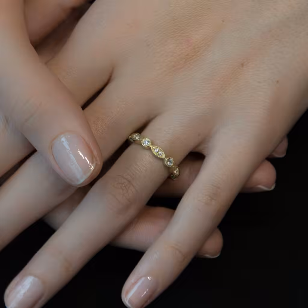 Mujer probándose un cintillo de diamantes como anillo de compromiso