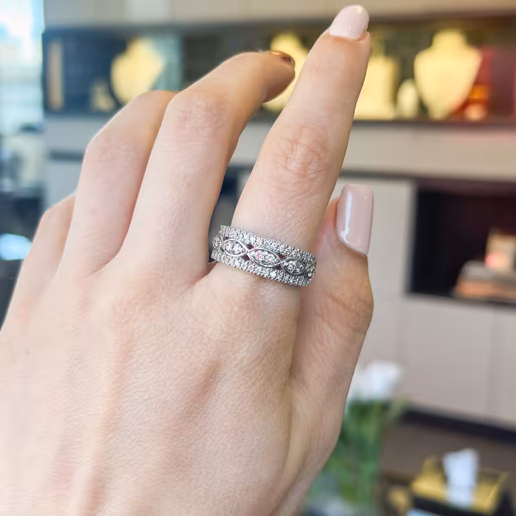 Cintillo Danza de diamantes con diseño curvo usado como anillo principal