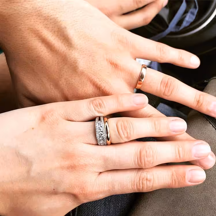 Pareja luciendo cintillos como anillos de compromiso