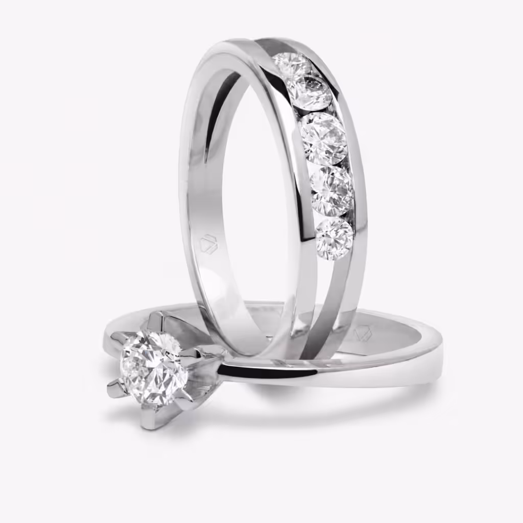 Cintillo con diamantes en canal y solitario con engaste de grifas