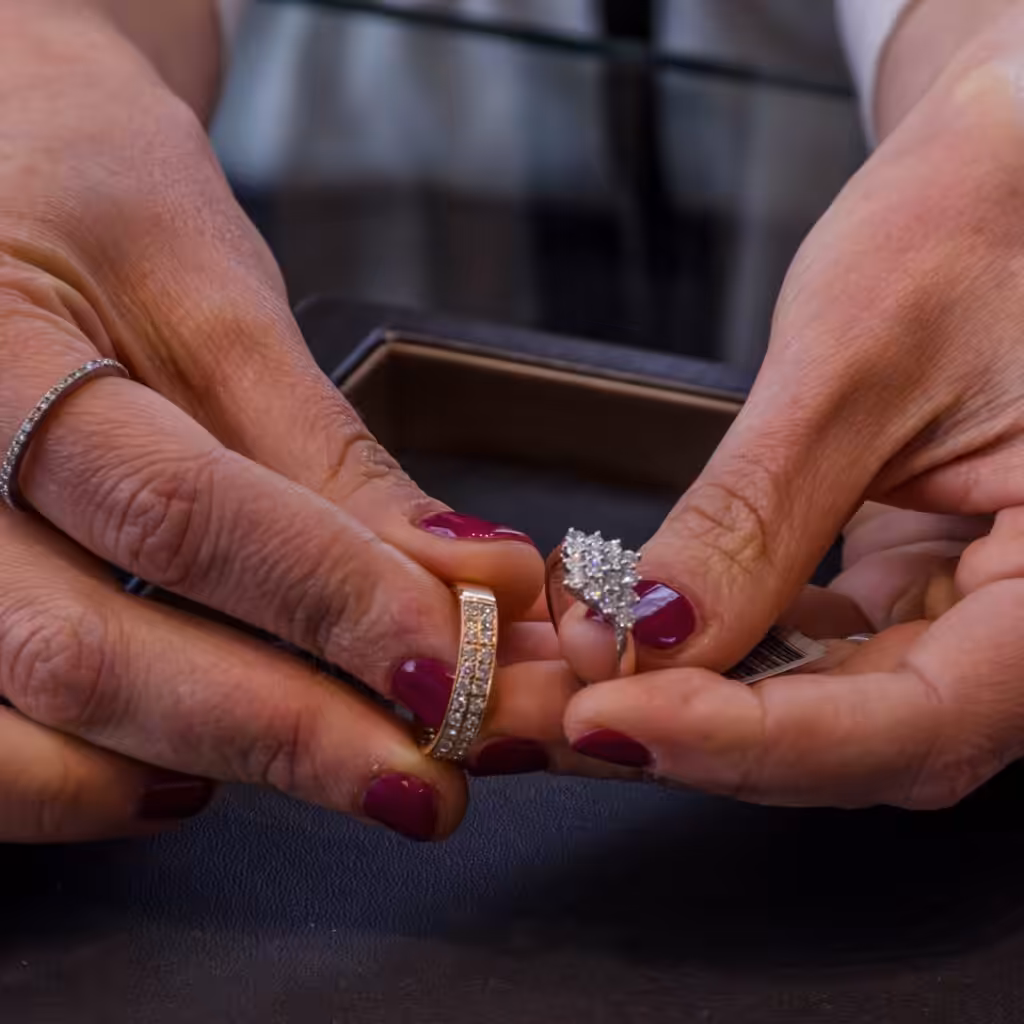 Comparación de engastes y formas de distribuir piedras en joyería