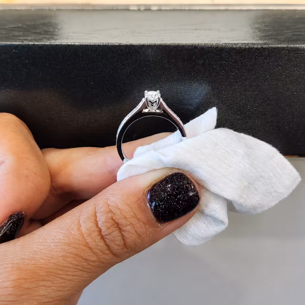 Anillo terminado durante la limpieza final de una mantención profesional.