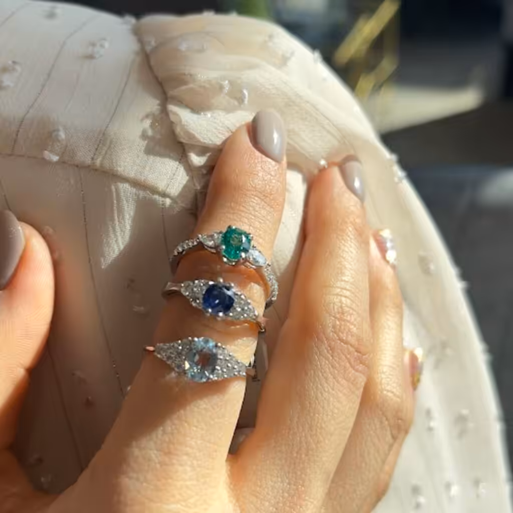 Tres anillos con piedras centrales del mismo corte y distintos cabezales