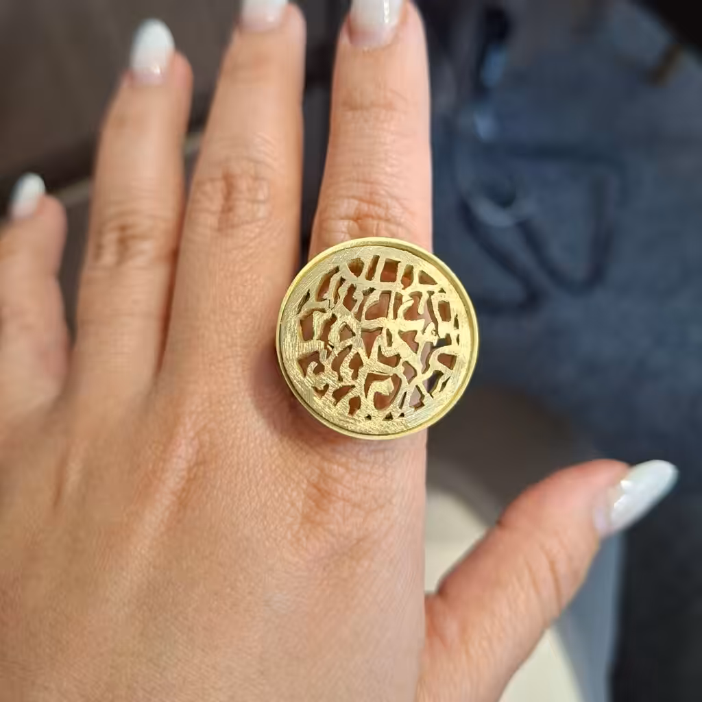 Evaluación de las proporciones de una joya personalizada sobre la mano