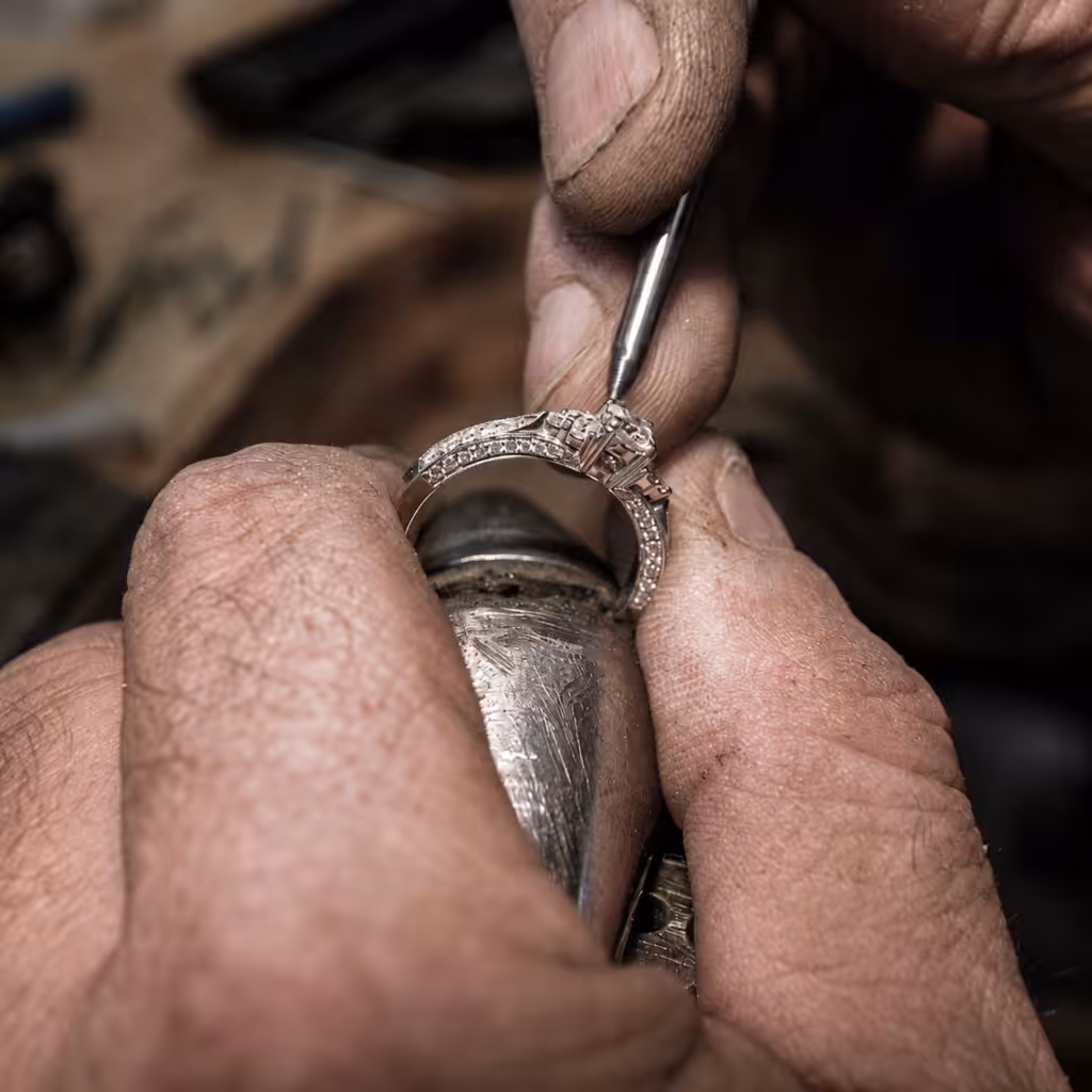 : Intervención profesional sobre el engaste de un anillo.