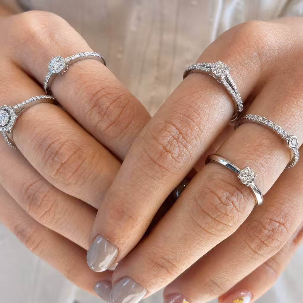 Solitarios y anillos con halo probados juntos en ambas manos