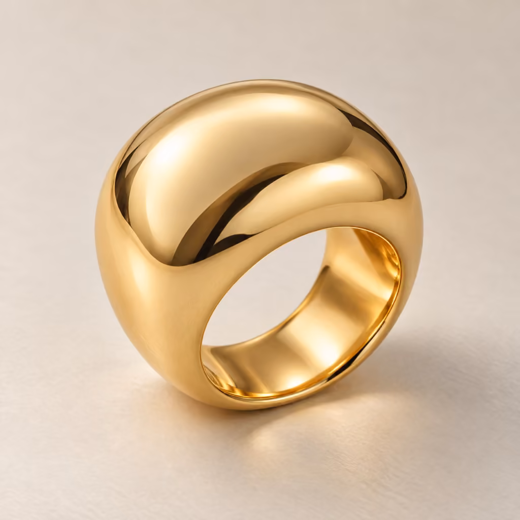 anillo ancho y abombado de oro amarillo, sin piedras.